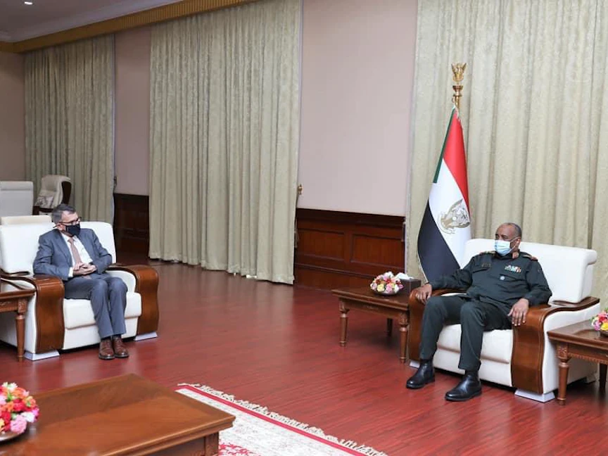 رئيس بعثة الأمم المتحدة لدعم المرحلة الانتقالية في السودان فولكر بيرتس خلال لقاء مع عبد الفتاح البرهان. 3 ديسمبر 2021. - تويتر