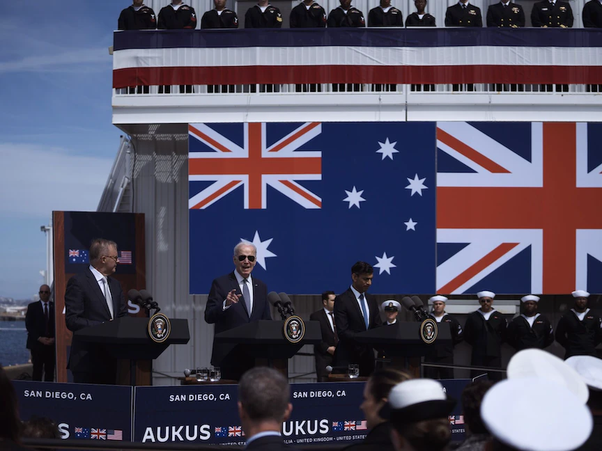 الرئيس الأميركي جو بايدن بين رئيسي وزراء بريطانيا ريشي سوناك وأستراليا أنتوني ألبانيز في قاعدة عسكرية بولاية كاليفورنيا لإعلان تفاصيل اتفاق "أوكوس". 13 مارس 2023 - Bloomberg