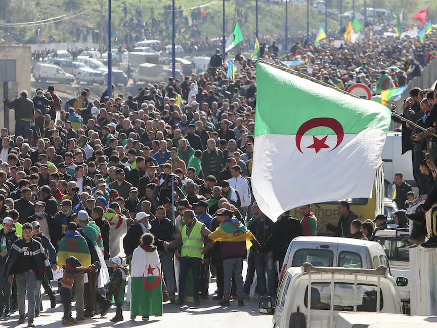 متظاهرون جزائريون في مدينة خراطة الشمالية، 16 فبراير 2021 - REUTERS