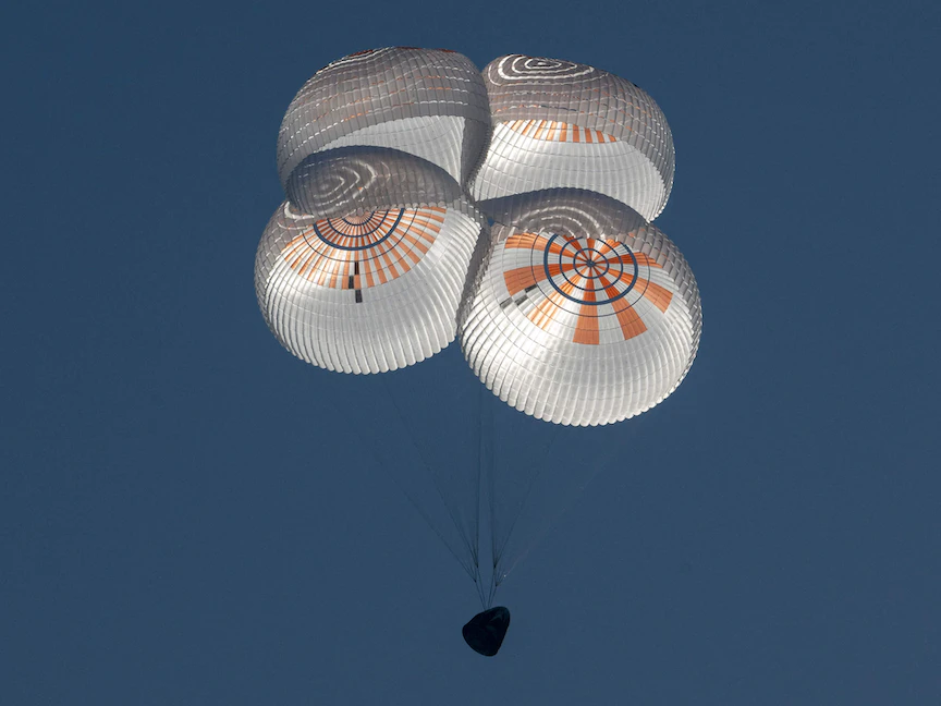 المركبة الفضائية SpaceX Crew Dragon Freedom وهي تهبط مع رواد فضاء ناسا - فلوريدا - 14 أكتوبر 2022 - AFP