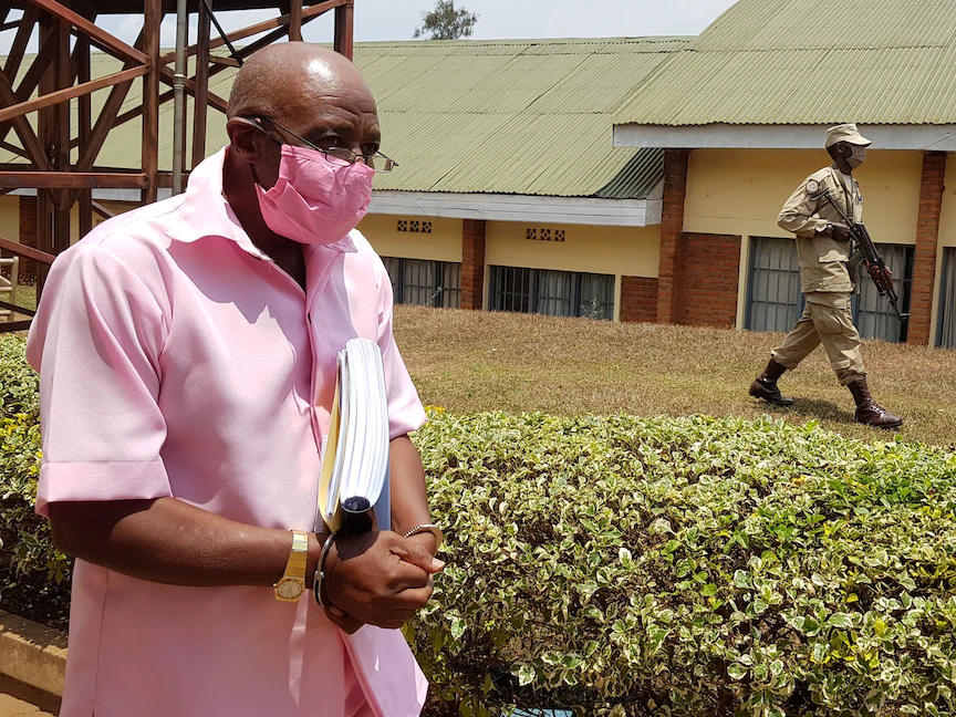 بول روسسابجينا مصحوباً بالأصفاد من قاعة المحكمة في كيجالي - REUTERS