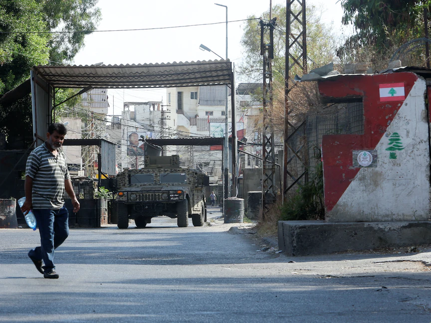 آلية عسكرية تابعة للجيش اللبناني عند مدخل مخيم عين الحلوة للاجئين الفلسطينيين خلال مواجهات بين الفصائل الفلسطينية في صيدا. 30 يوليو 2023 - REUTERS