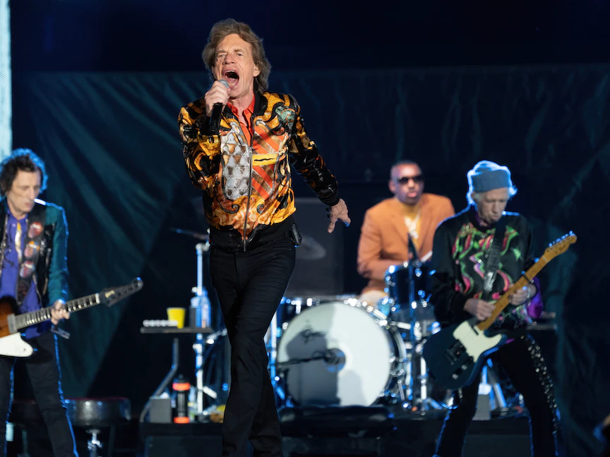 أعضاء فرقة "رولينج ستونز" عازف الجيتار الإنجليزي رون وود والمغني ميك جاجر وعازف الطبول ستيف جوردان وعازف الجيتار كيث ريتشاردز في إحدى حفلاتهم بولاية تكساس الأميركية. 20 نوفمبر 2021 - AFP