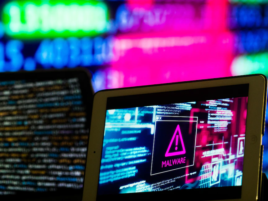 صورة تعبيرية تظهر قرصنة شيفرات عبر شبكة الإنترنت - Bloomberg