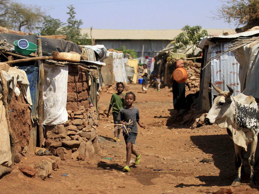 أطفال لاجئون إريتريون يسيرون داخل مخيم ماي آيني للاجئين بالقرب من الحدود الإريترية في إقليم تيغراي، إثيوبيا - REUTERS