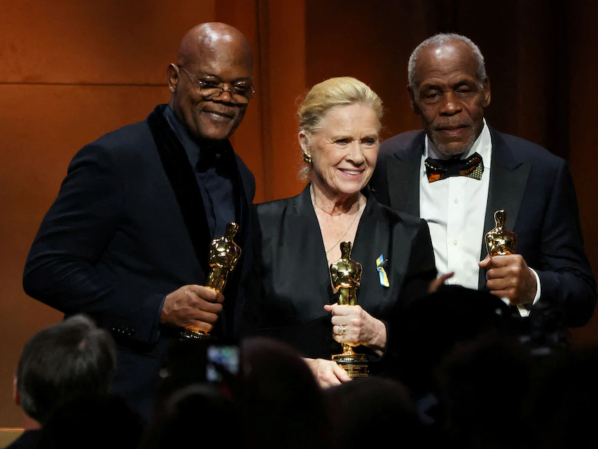 من اليسار الممثلون صامويل جاكسون وليف أولمان وداني جلوفر، بعد تسلمهم جوائز الأوسكار الفخرية خلال حفل توزيع جوائز المحافظين الـ12 في قاعة راي دولبي، لوس أنجلوس، كاليفورنيا، الولايات المتحدة - 25 مارس 2022. - REUTERS