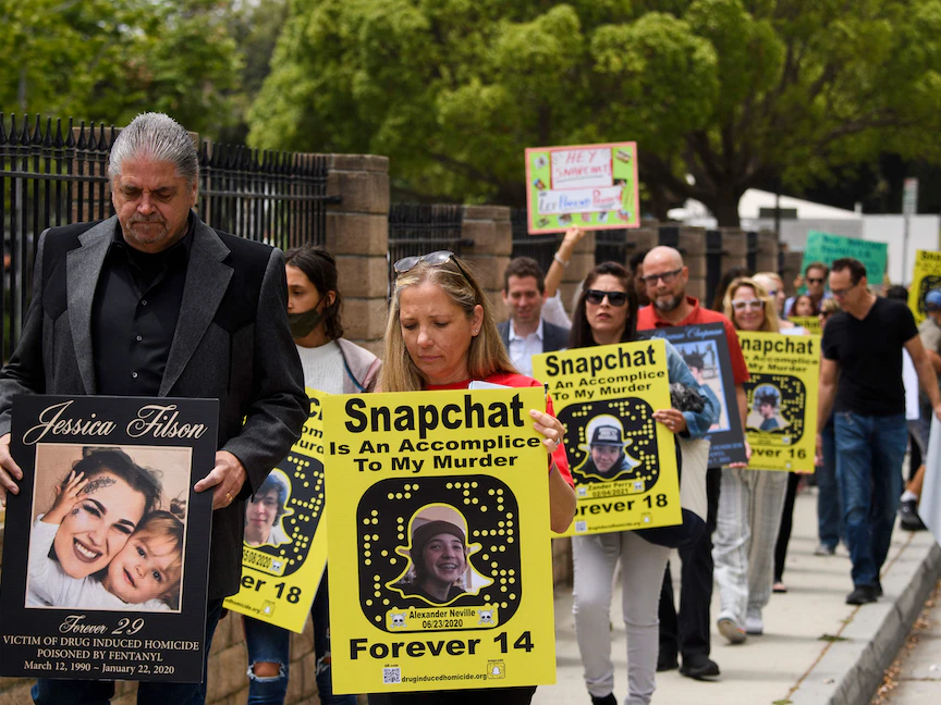 احتجاجات قرب المقر الرئيسي لشركة سناب شات بكاليفورنيا - 4 يونيو 2021 - AFP