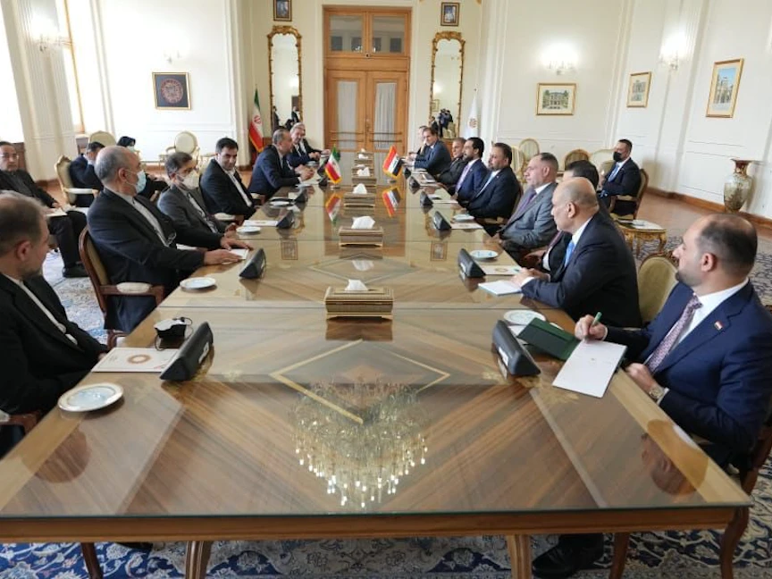 جانب من مباحثات رئيس مجلس النواب العراقي محمد الحبلوسي مع وزير الخارجية الإيراني حسين أمير عبد اللهيان في طهران. 27 أبريل 2022.