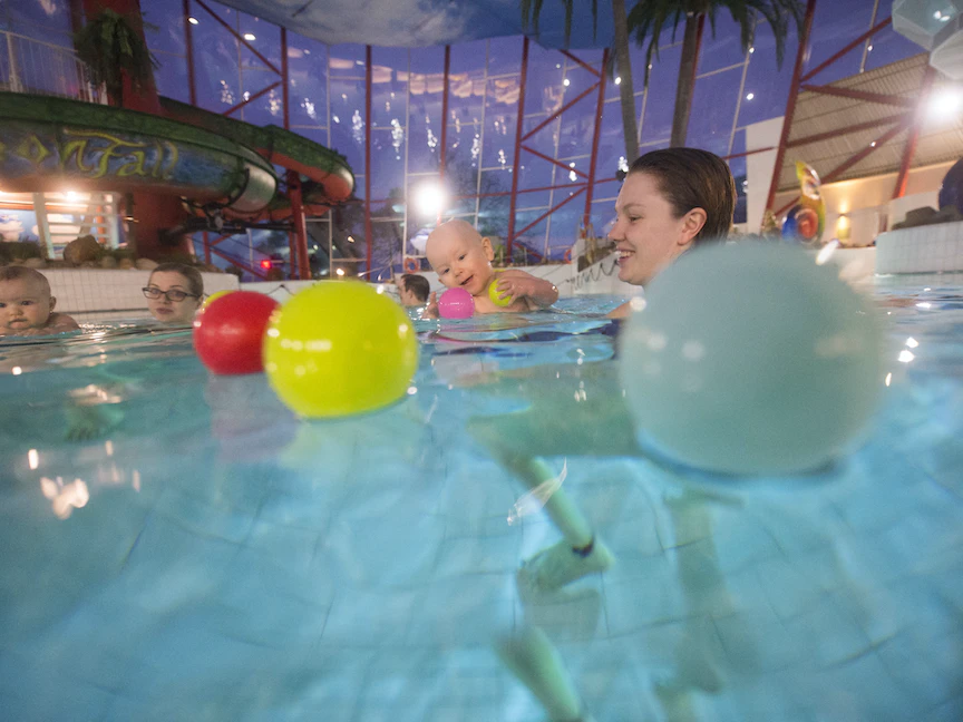 أم وطفلها في دورة لتعليم السباحة للأطفال بمدينة فاسا الفنلندية - 5 فبراير 2017 - AFP