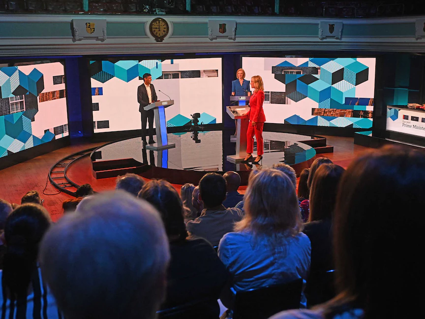 جانب من مناظرة وزير الخزانة البريطاني السابق ريشي سوناك ووزيرة الخارجية ليز تروس في السباق على خلافة بوريس جونسون في رئاسة الحكومة - 25 يوليو 2022 - AFP