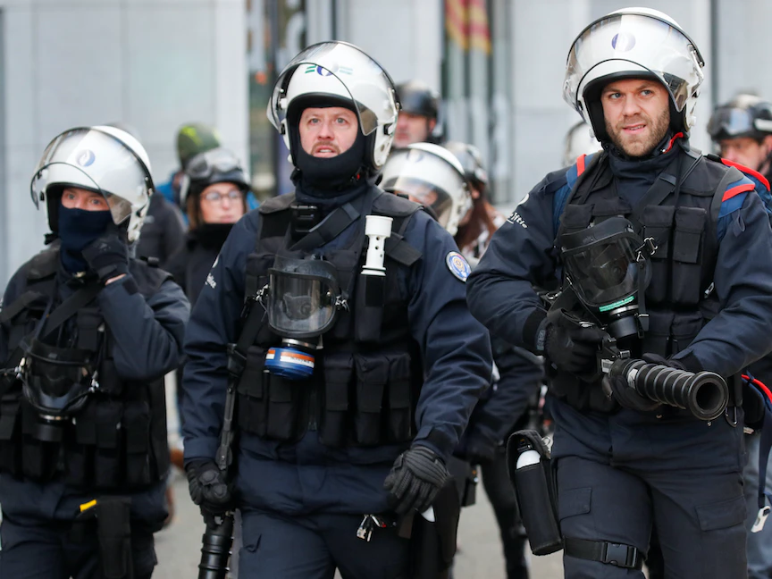 ضباط بالشرطة البلجيكية خلال دورية في العاصمة بروكسل- 9 يناير 2022 - REUTERS