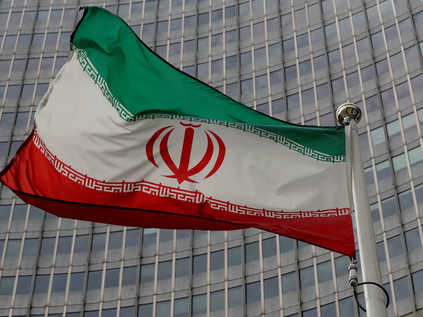 العلم الإيراني أمام مقر الوكالة الدولية للطاقة الذرية في العاصمة النمساوية فيينا - REUTERS