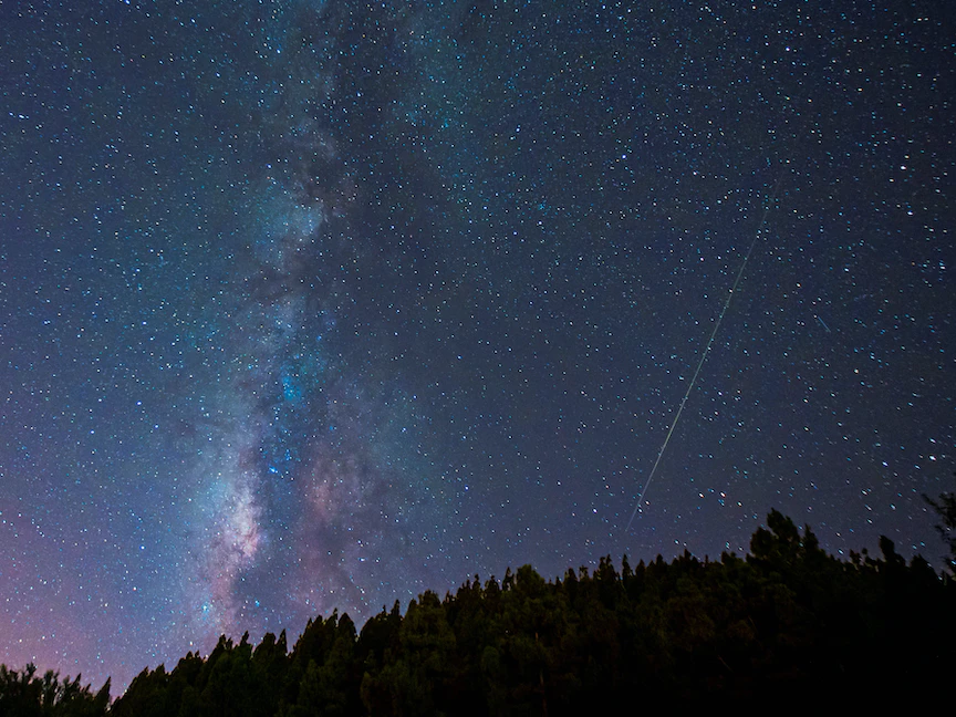 نيزك تم تصويره بالقرب من مجرة درب التبانة خلال زخة نيزك بيرسيد السنوية في جزيرة جران كناريا إسبانيا - 13 أغسطس 2021 - REUTERS