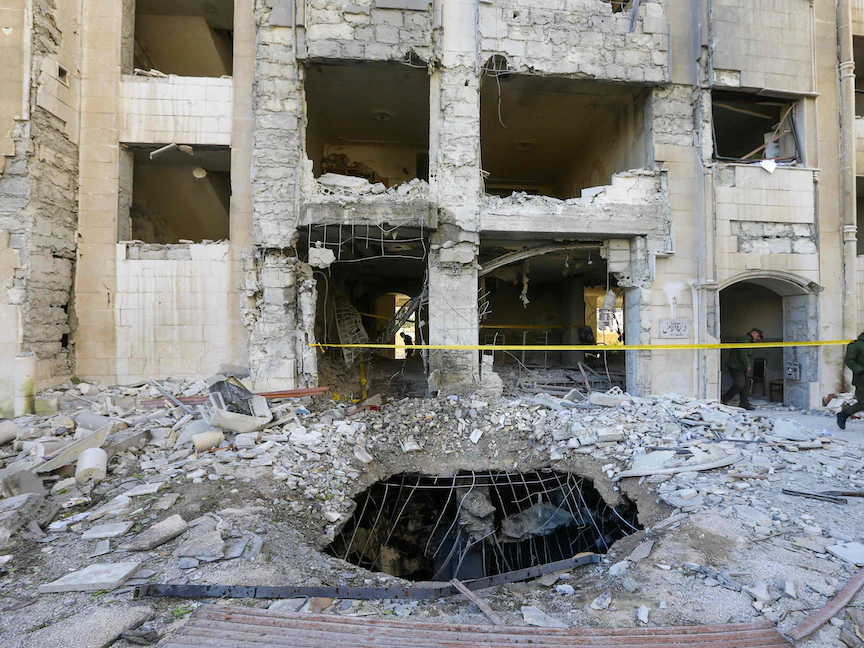 قوات الأمن السورية تفحص مبنى دمرته ضربة جوية إسرائيلية على دمشق- 19 فبراير 2023 - AFP