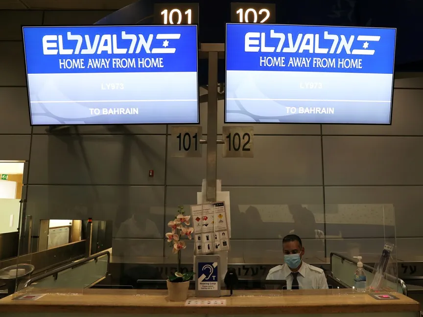 شاشة في مطال تل أبيب تُظهر بيانات الرحلة التي ستقل الوفدين الإسرائيلي والأميركي إلى البحرين - REUTERS