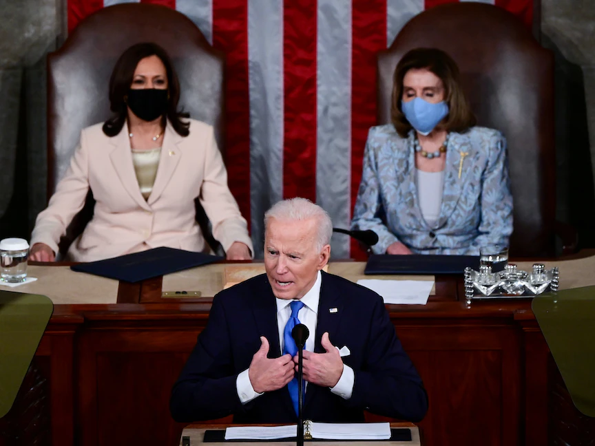 الرئيس الأميركي جو بايدن وخلفة نائبته كامالا هاريس (يساراً) ورئيسة مجلس النواب نانسي بيلوسي (يميناً) خلال جلسة للكونجرس في واشنطن، 28 أبريل 2021 - REUTERS