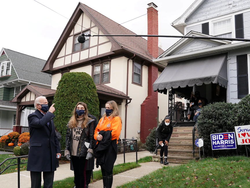 المرشح الديمقراطي للرئاسة الأميركية جو بايدن أمام منزل أقام فيه خلال طفولته، في سكرانتون بولاية بنسلفانيا - 3 نوفمبر 2020 - REUTERS