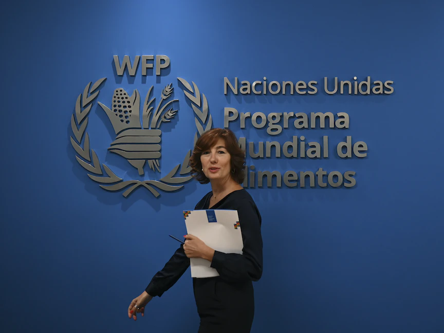 المديرة القطرية لبرنامج الغذاء العالمي التابع للأمم المتحدة في فنزويلا البرتغالية لورا ميلو بعد مؤتمر صحافي في كاراكاس. 27 أبريل 2023 - AFP