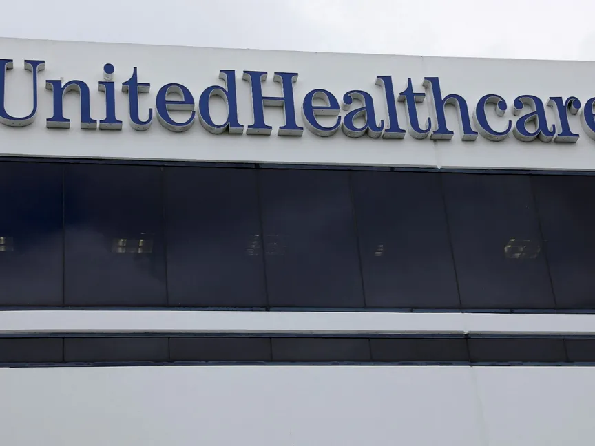 شعار مجموعة UnitedHealth على أحد مقارها في سانتا آنا بولاية كاليفورنيا الأميركية. 13 أبريل 2020 - Reuters