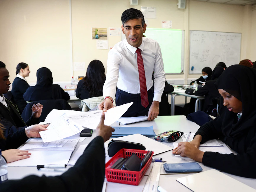 رئيس الوزراء البريطاني ريشي سوناك يتحدث مع تلاميذ أكاديمية "هاريس" في لندن. 6 يناير 2023
- AFP