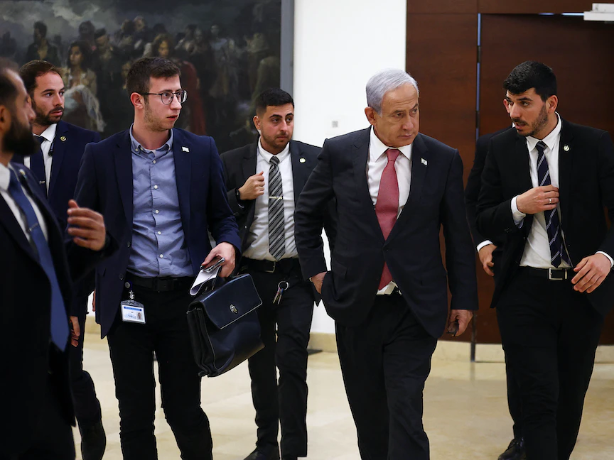 رئيس الوزراء الإسرائيلي بنيامين نتنياهو يغادر مكتبه في الكنيست في القدس، 15 مارس 2023. - REUTERS