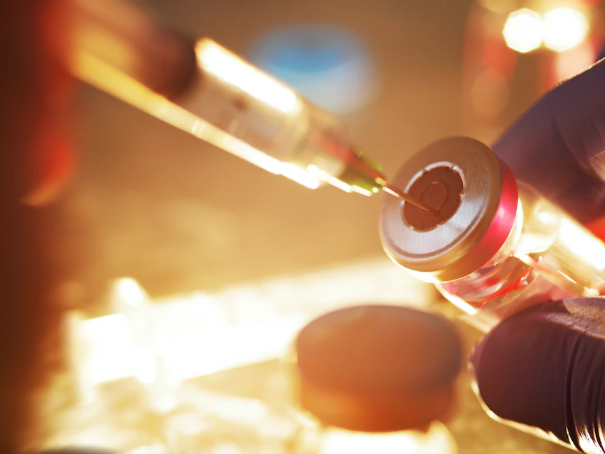 صورة تعبيرية لعملية تحضير لقاح مضاد لفيروس كورونا للحقن - Getty Images