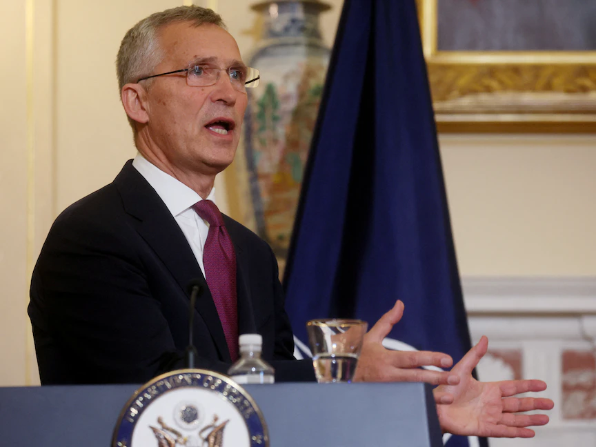 الأمين العام لـ"الناتو" ينس ستولتنبرغ خلال مؤتمر صحافي مع وزير الخارجية الأميركي أنتوني بلينكين في واشنطن- 1 يونيو 2022 - REUTERS