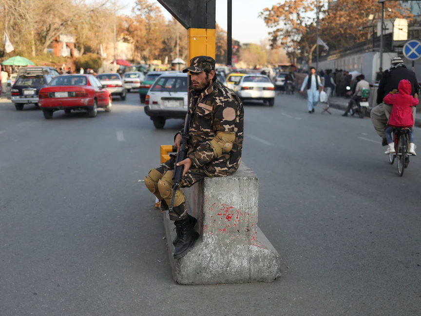 مسلح من حركة طالبان في أحد شوارع العاصمة الأفغانية كابول - 25 نوفمبر 2021 - REUTERS