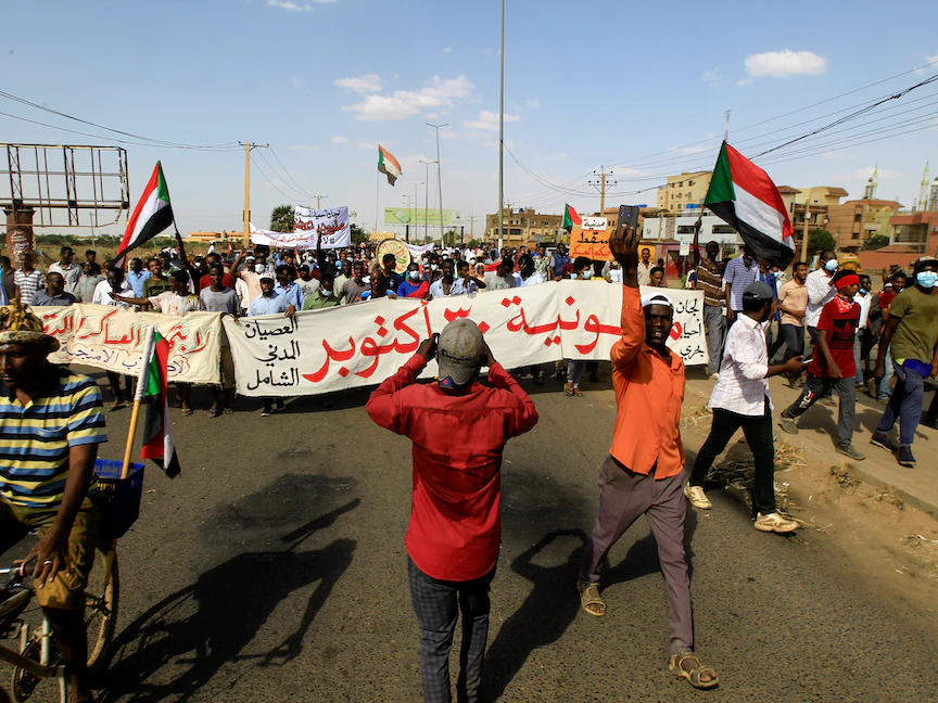 مظاهرات بالعاصمة السودانية الخرطوم احتجاجاً على تحركات الجيش الأخيرة واعتقال عدد من مسؤولي الحكومة وأعضاء مجلس السيادة - 30 أكتوبر 2021 - REUTERS