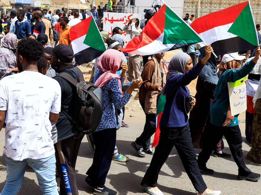 متظاهرون سودانيون يطالبون بالحكم المدني خلال احتجاجات بالعاصمة الخرطوم- 30 يونيو 2022 - REUTERS