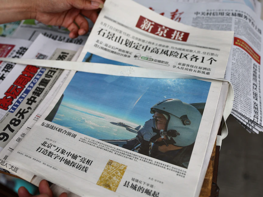 الصفحة الأولى بإحدى الصحف الصينية وتقرير عن المناورات العسكرية حول جزيرة تايوان. 8 أغسطس 2022 - REUTERS