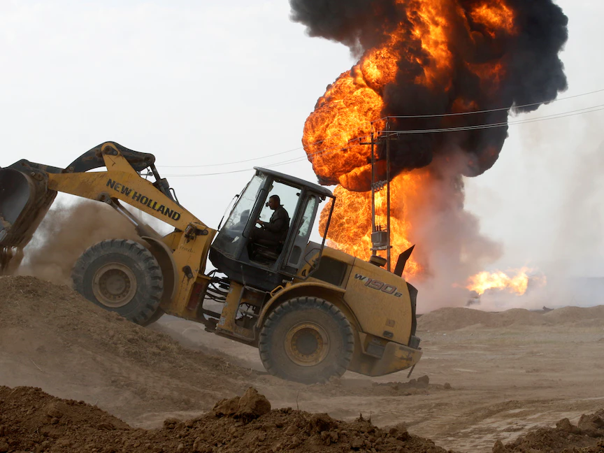 آبار نفطية تحترق داخل حقل خباز بعد قصفها في ضواحي كركوك العراق 9 ديسمبر 2020 - REUTERS