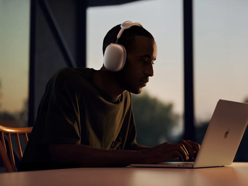 سماعة رأس أبل الجديدة AirPods Max - موقع الشركة