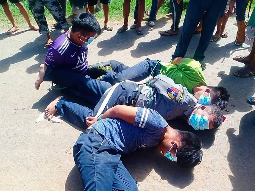 أربعة شرطيين مقيّدين ومعصوبي الأعين في ولاية شان شرق ميانمار - 23 مايو 2021 - AFP