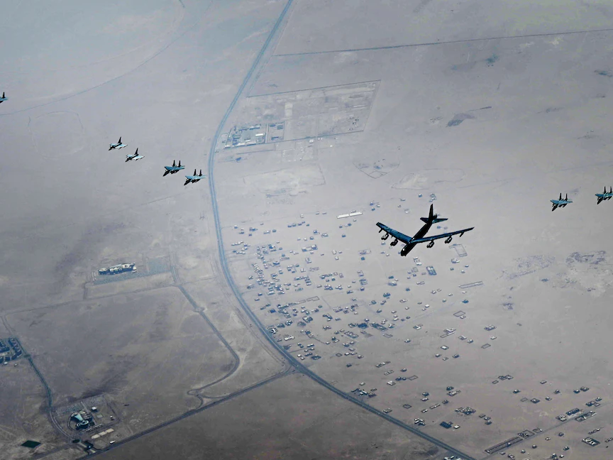 قاذفة أميركية من طراز "بي-52" تحلق بجانب عدد من طائرات شركاء الولايات المتحدة في الشرق الأوسط- 4 سبتمبر 2022. - twitter/CENTCOM