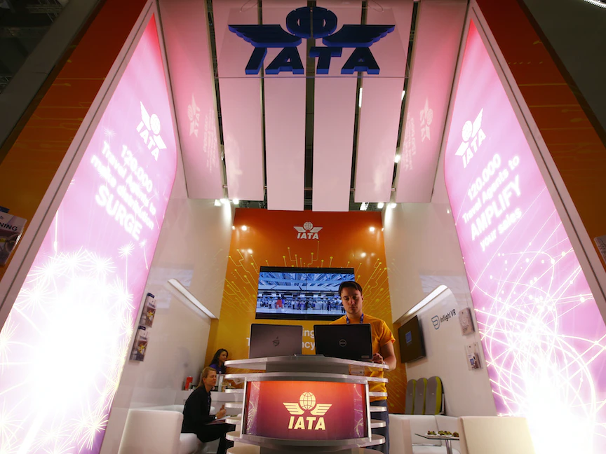 شعار الاتحاد الدولي للنقل الجوي (IATA) في معرض السياحة الدولية ITB، برلين - REUTERS