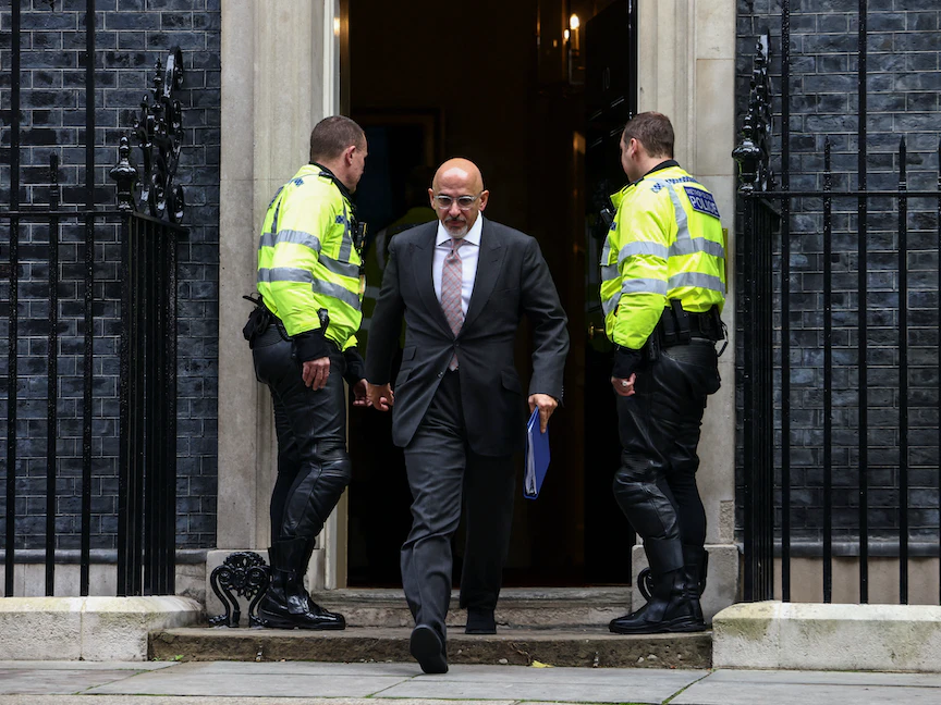 رئيس حزب المحافظين ناظم الزهاوي يغادر "10 داونينج ستريت" بعد اجتماع مجلس الوزراء في لندن. 26 أكتوبر 2022 - REUTERS