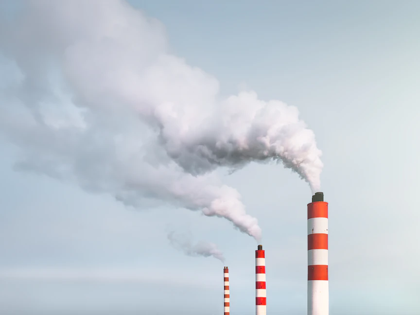 دخان يخرج من فوهة أحد المصانع في الصين - Getty