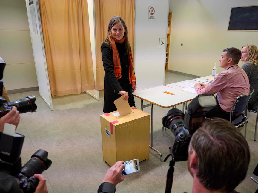 رئيسة وزراء آيسلندا كاترين جاكوبسدوتير تدلي بصوتها في مركز اقتراع بالعاصمة ريكيافيك - 25 سبتمبر 2021 - AFP