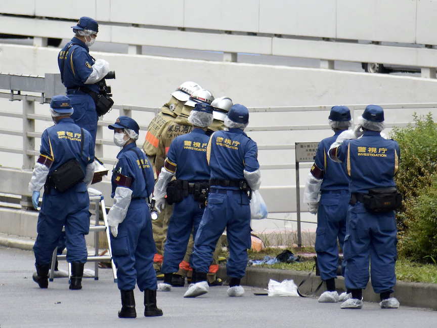 ضباط الشرطة في موقع الحادث حيث قام رجل كان يحتج على جنازة رسمية لرئيس الوزراء الياباني السابق شينزو آبي بإضرام النار في نفسه- 21 سبتمبر 2022 - via REUTERS