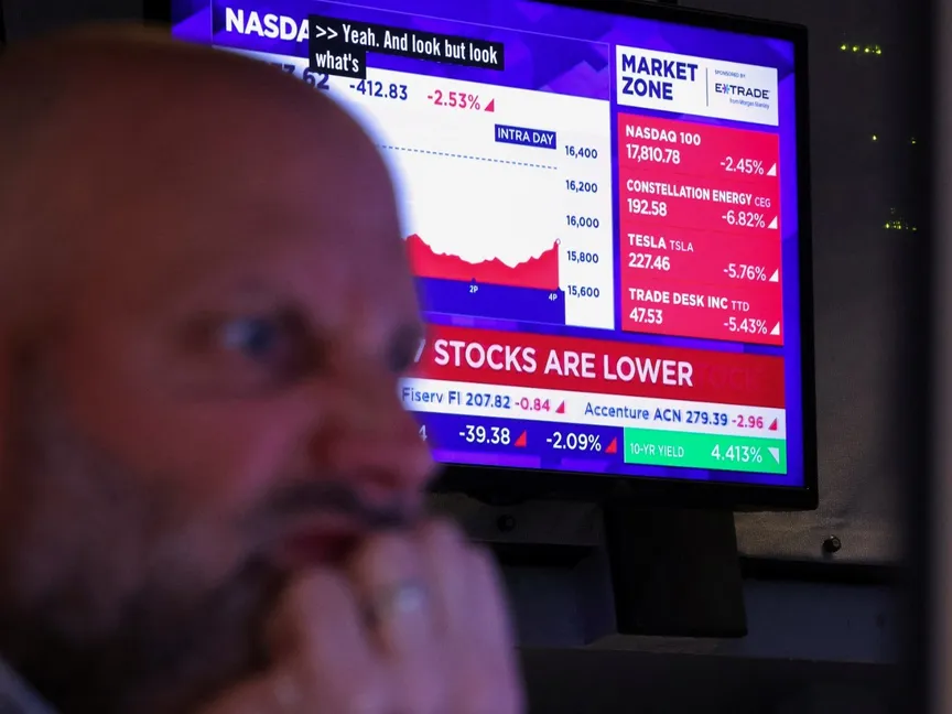 متداول يعمل في بورصة نيويورك في مدينة نيويورك، الولايات المتحدة. 21 أبريل 2025 - Reuters