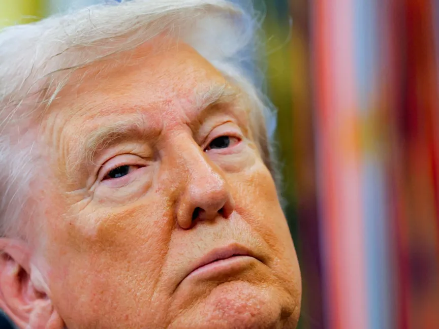 الرئيس الأميركي دونالد ترمب خلال رده عن تقارير وفاته في المكتب البيضاوي بالبيت الأبيض في واشنطن العاصمة. 2 سبتمبر 2025 - reuters