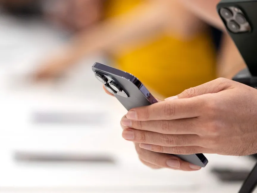 صورة غير مؤرخة لشخص يتصفح هاتف "آيفون 15 برو" - AFP