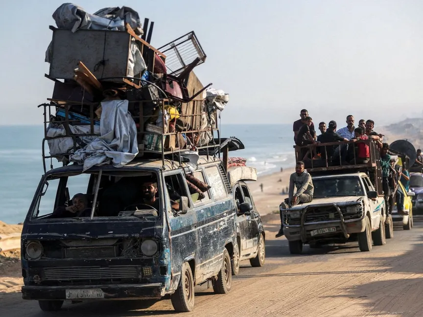 نازحون فلسطينيون يغادرون شمال غزة وسط عملية عسكرية إسرائيلية واسعة، وسط قطاع غزة، 11 سبتمبر 2025 - REUTERS