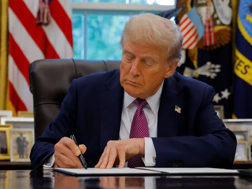 الرئيس الأميركي دونالد ترمب يوقع أمراً تنفيذياً بإعادة تسمية وزارة الدفاع إلى وزارة الحرب في البيت الأبيض. 5 سبتمبر 2025 - Reuters