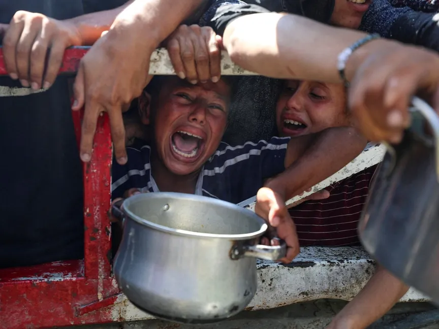 فلسطينيون ينتظرون الحصول على الطعام في مدينة غزة. 23 يوليو 2025 - Reuters