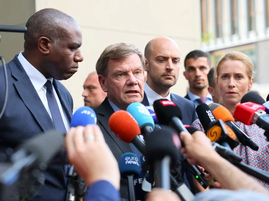 وزراء خارجية بريطانيا ديفيد لامي (من اليسار) وألمانيا يوهان فادفول، وفرنسا جان نويل بارو، والاتحاد الأوروبي كايا كالاس، عقب محادثات سابقة مع مسؤولين إيرانيين بشأن ملف طهران النووي. جنيف. 20 يونيو 2025 - Reuters