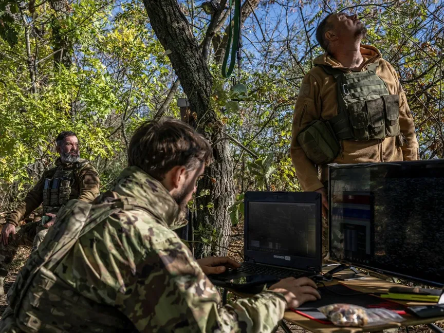 جنود أوكرانيون في موقع بالقرب من بلدة توريتسك الأوكرانية، وسط الهجوم الروسي. 23 أكتوبر 2024 - REUTERS