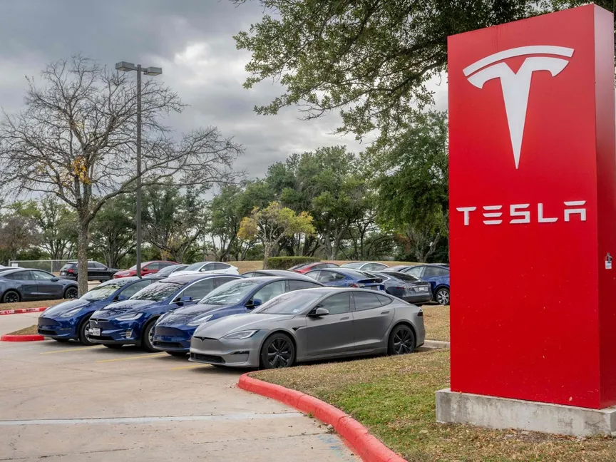 سيارات تسلا في أحد متاجر الشركة بجوار علامتها التجارية بمدينة أوستن في ولاية تكساس الأميركية. 13 ديسمبر 2023 - Getty Images via AFP