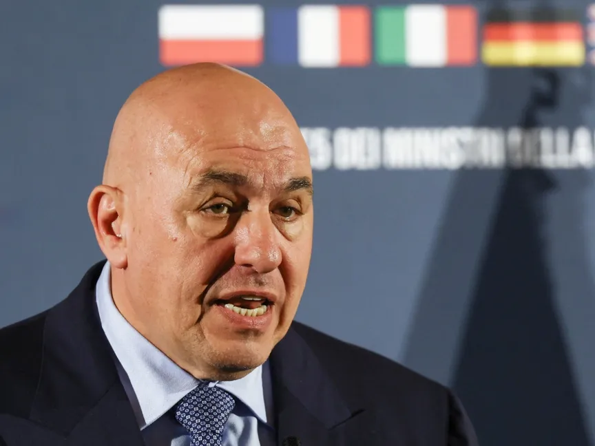 وزير الدفاع الإيطالي جويدو كروزيتو خلال مؤتمر صحافي في روما. 16 مايو 2025 - REUTERS